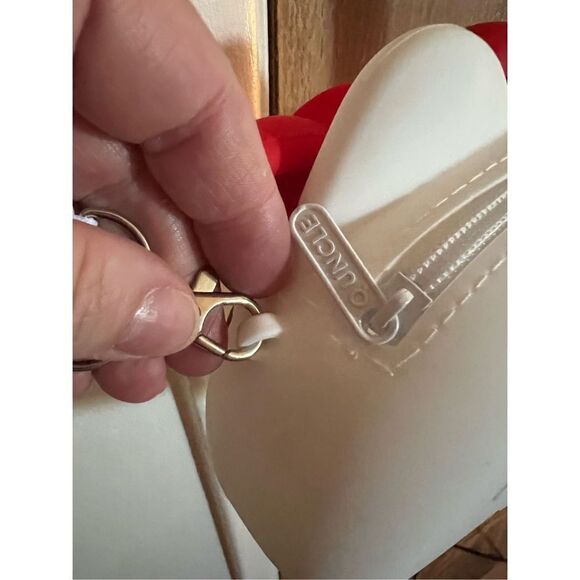 Sanrio Hello Kitty Silicone Crossbody Bag - Picture 7 of 12